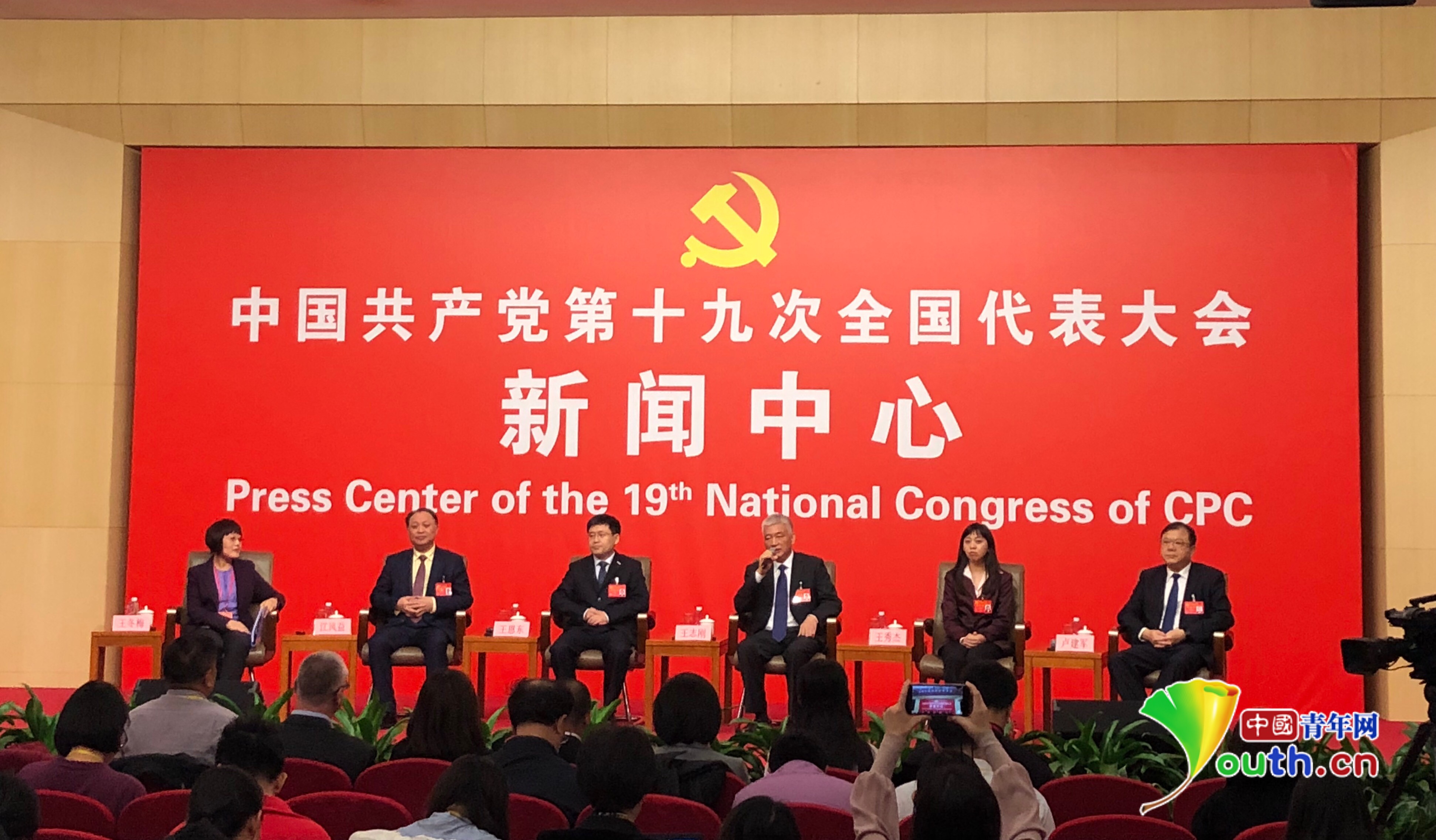 詹姆斯钉板大帽沃克！恩比德打击助攻布克三分射中，阔绰组合暴露王者风貌